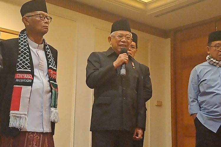 Wakil Presiden Ma'ruf Amin memberikan keterangan pers seusai Rapat Paripurna MUI di Hotel Aryaduta, Jakarta, Jumat (17/11/2023).
