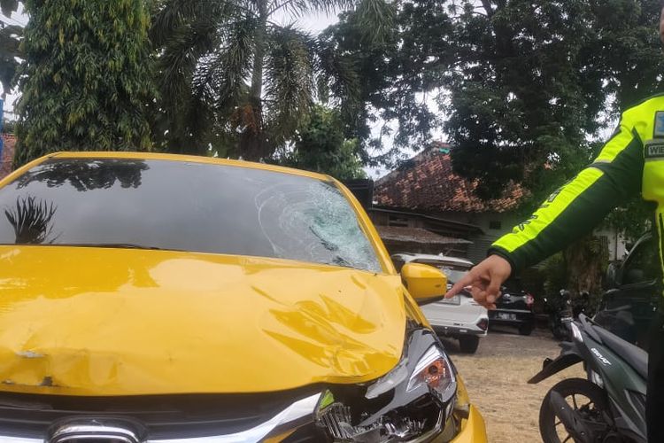 Dok istimewa : Seorang wanita pengemudi mobil Honda Brio menabrak seorang kakek tanpa identitas hingga tewas. Seorang wanita itu diduga bekerja sebagai pemandu lagu. 