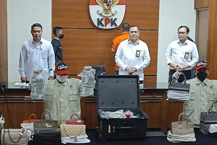 Komisi Pemberantasan Korupsi (KPK) memperlihatkan sejumlah barang mewah yang disita dari tersangka Rafael Alun Trisambodo, eks pejabat Direktorat Jenderal Pajak.