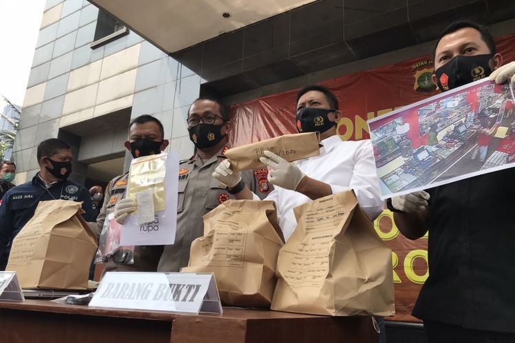 Polisi menunjukkan barang bukti kasus tewasnya Editor Metro TV Yodi Prabowo di Mapolda Metro Jaya, Jakarta, Sabtu (25/7/2020) pagi.