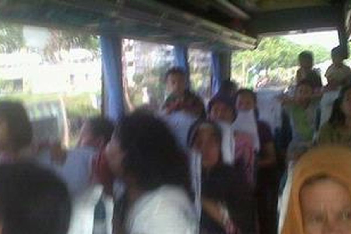 Suasana di dalam bus yang mengangkut warga Rusun Marunda ke Pluit, Penjaringan, Jakarta Utara, Selasa (12/2/2013). Pemprov DKI menyediakan bus khusus bagi warga Rusun Marunda untuk mengatasi keterbatasan sarana transportasi dari dan menuju lokasi tersebut.