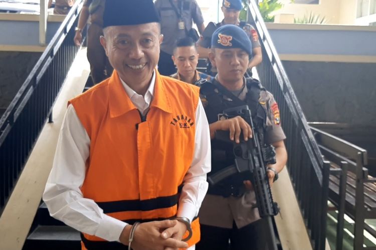 Terdakwa kasus suap Bupati Lampung Utara, Hendra Wijaya saat tiba di Pengadilan Tipikor Tanjung Karang, Kamis (19/12/2019). Hendra mengajukan diri sebagai justice colloborator.