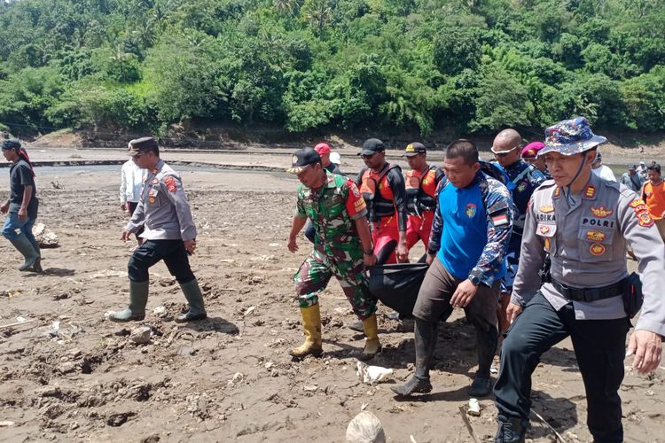 Petugas mengevakuasi jenazah Kadek Rangga Mahardika (13), remaja yang sempat hilang saat memasang jaring ikan di Bendungan Titab, Desa Busungbiu, Kecamatan Busungbiu, Kabupaten Buleleng, Provinsi Bali, Jumat (2/12/2022).