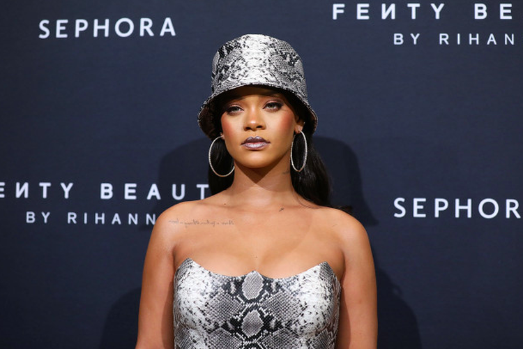 Penyanyi pop Rihanna siap meluncurkan produk kecantikan miliknya yang diberinama Fenty Skin.