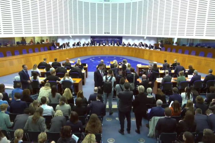 Tangkapan layar video siaran ulang di ruang sidang Pengadilan Hak Asasi Manusia Eropa atau European Court of Human Rights (ECHR) di Strasbourg, Perancis, Rabu (27/9/2023). Enam anak muda dari Eropa menyeret 32 pemerintah di Eropa ke meja hijau karena menganggap negara-negara tersebut tidak melakukan tindakan untuk mencegah krisis iklim.