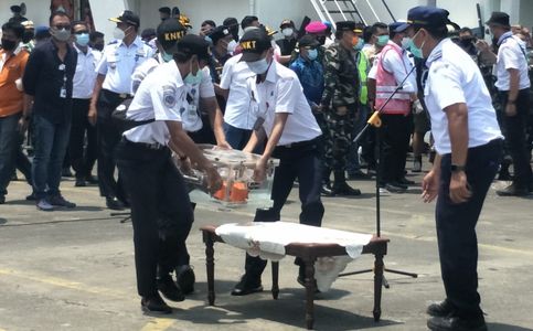  Indonesian Air Crash Investigators Find the Black Box of Sriwijaya Air Flight SJ182