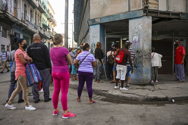 Warga Kuba mengantre untuk membeli makanan di luar sebuah toko di Havana, 6 Januari 2022.