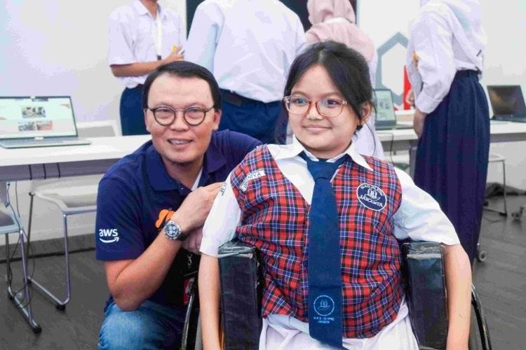 Selain memberikan pelatihan digital bagi siswa-siswi berkebutuhan khusus dan guru-guru SLB melalui Terampil di Awan, Telkomsel juga telah melakukan sejumlah inisiatif CSR strategis Sambungkan Senyuman bersama difabel. 