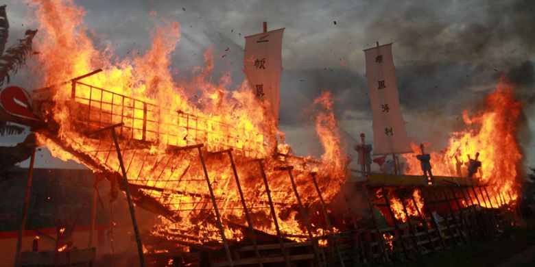 Tradisi bakar Kapal Wangkang yang merupakan ritual tahunan masyarakat Tionghoa yang beragama Konghucu yang dilaksanakan di Pontianak, Kalimantan Barat, Selasa (5/9/2017).