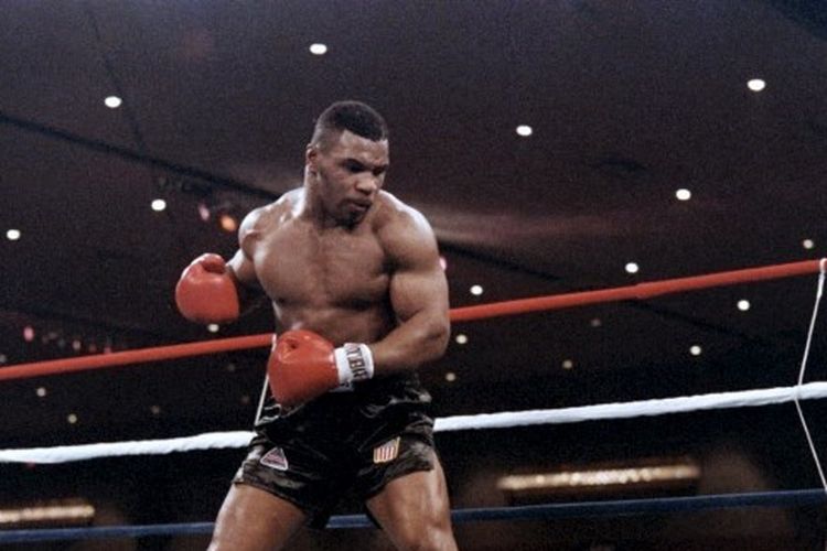 Mike Tyson menang secara TKO atas Trevor Berbick pada 1986 dalam duel tinju kelas berat.