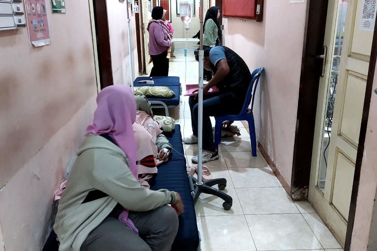 Korban keracunan massal di Desa Sidomulyo, Kecamatan Selorejo, Kabupaten Blitar, sedang menjalani perawatan di sebuah fasilitas kesehatan, Senin (12/5/2025).