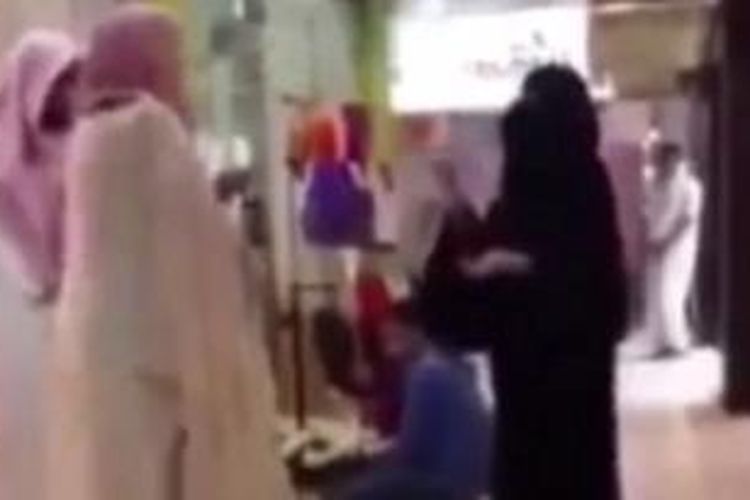 Seorang anggota polisi syariah Arab Saudi terekam kamera video tengah melarang seorang perempuan berburka masuk ke sebuah pusat perbelanjaan karena kedua tangannya tak tertutup.