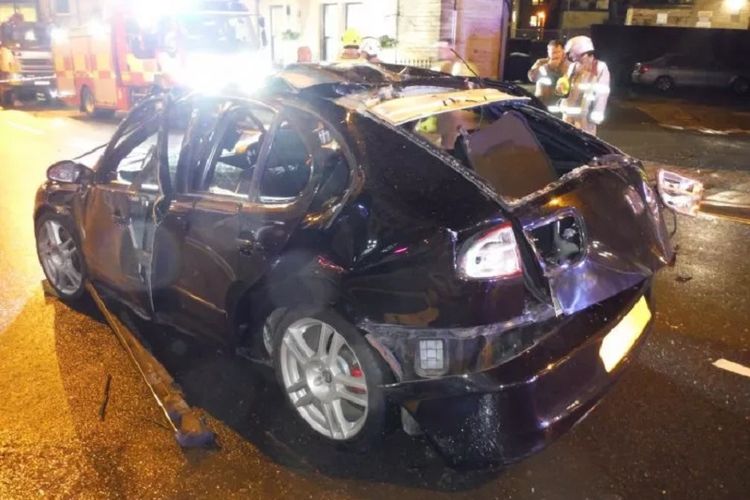 Foto yang dirilis Dinas Pemadam Kebakaran West Yorkshire, Inggris, memperlihatkan mobil yang hancur akibat ledakan yang diakibatkan sopir menyalakan korek setelah menyemprotkan pengharum ruangan di Halifax, Inggris, pada 14 Desember 2019.