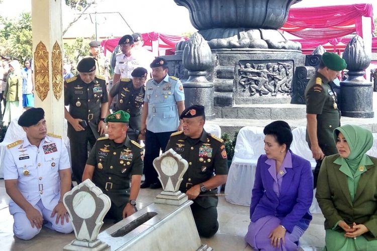 Panglima TNI Jenderal Gatot Nurmantyo saat di makam Panglima Besar Jenderal Sudirman 