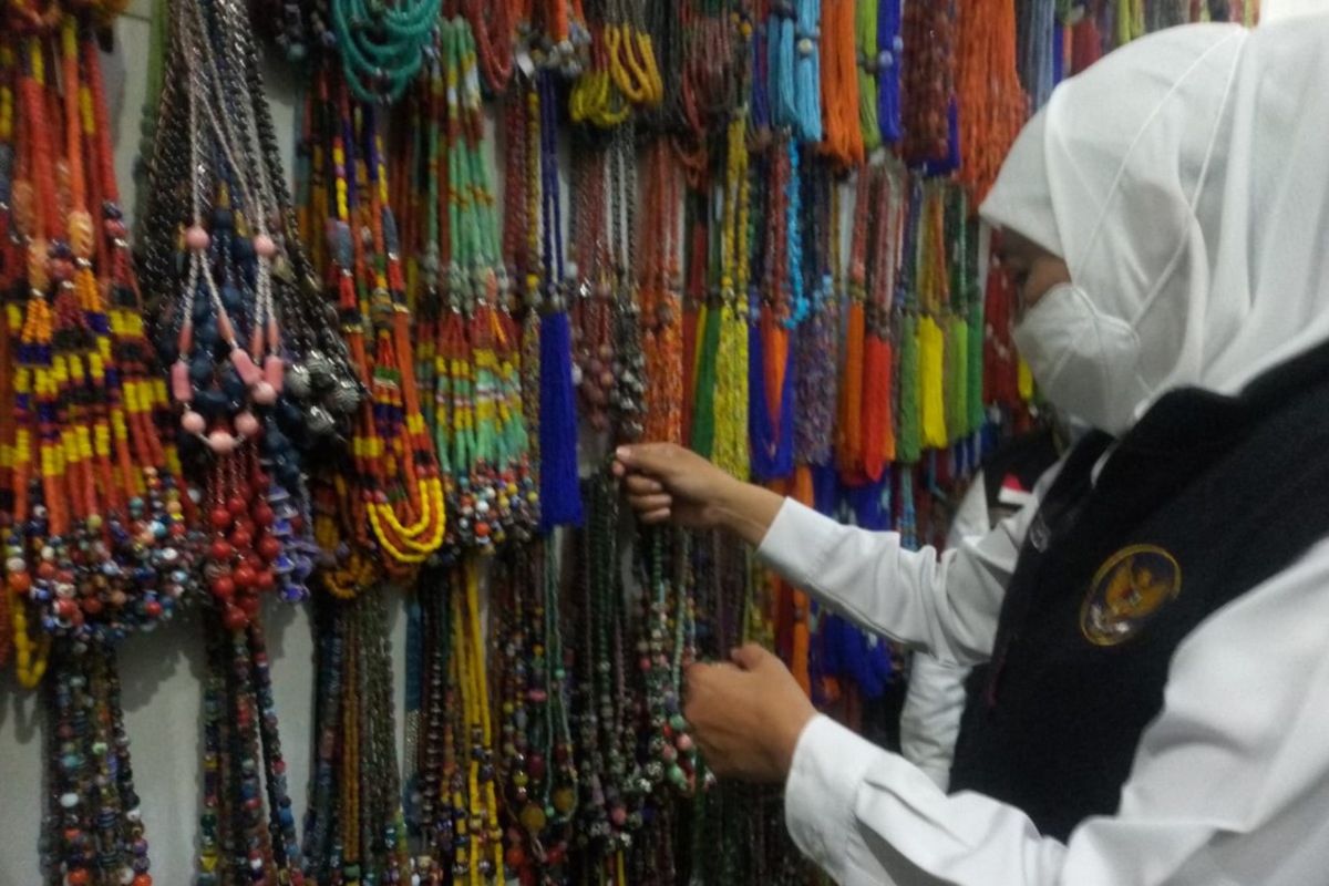 Gubernur Jawa Timur Khofifah Indar Parawansa, mengunjungi tempat produksi dan penjualan manik-manik, di Desa Plumbon Gambang, Kecamatan Gudo Kabupaten Jombang, Jawa Timur, Sabtu (12/2/202).