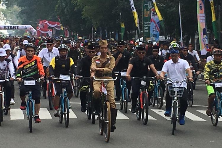 Presiden Joko Widodo menggowes sepeda di Kota Bandung. Acara gowes sepeda digelar di Depan Gedung Sate yang juga kantor Gubernur Jawa Barat, Sabtu (10/11/2018) pagi.   Bertajuk Gowes Bandung Lautan Sepeda, acara ini diadakan oleh Kodam III/Siliwangi dalam rangka memperingati Hari Pahlawan 10 November 2018.