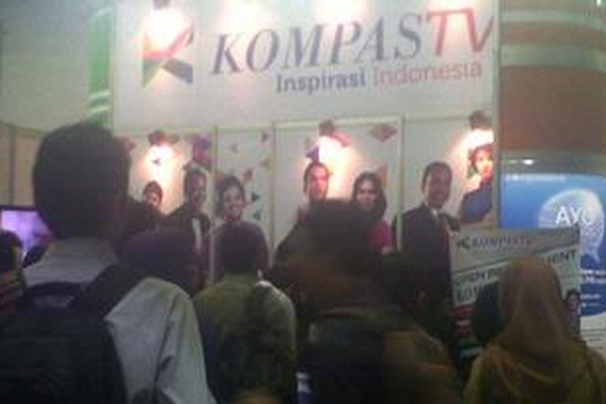 Pelamar kerja di stan Kompas TV, pada Kompas Karier Fair (KKF) 2012, di Balai Kartini, Kuningan, Jakarta Selatan. Jumat (2/11/2012).