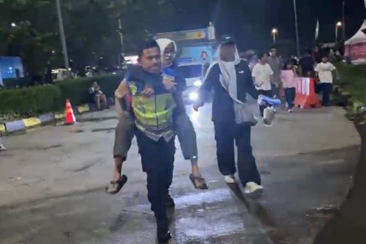 Aksi Heroik Ipda Sidik Gendong Ibu Sakit ke Toilet di Rest Area 130B Tol Cipali