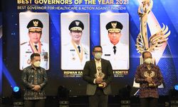 Tunjukkan Prestasi dalam Penanganan Pandemi, Kang Emil Raih 2 Penghargaan People of the Year 2021