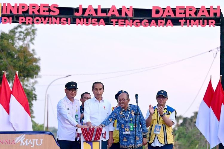 Presiden Joko Widodo meresmikan pembangunan dan perbaikan 27 ruas jalan sepanjang 217 kilometer di Provinsi Nusa Tenggara Timur (NTT), Selasa (1/10/2024). 