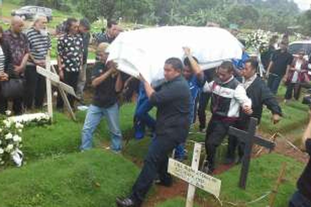 Jenazah musisi jazz legendaris Ireng Maulana tiba di TPU Kampung Kandang, Jagakarsa, Jakarta Selatan, Senin (7/3/2016). Karangan bunga berbentuk gitar diletakkan di atas peti mati Ireng.