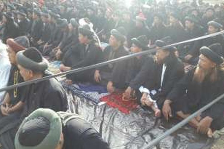 Ratusan jemaah An Nazir yang bermukim di pesisir danau Mawang, Kabupaten Gowa, Sulawesi Selatan hari ini menggelar Idul Adha lebih awal dari yang ditetapkan pemerintah. Minggu, (11/09/2016).