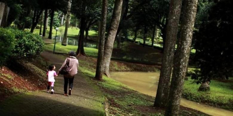 Warga bersantai di Taman Langsat yang berada di balik deretan pedagang kaki lima di kawasan Barito, Kebayoran Baru, Jakarta Selatan, Sabtu (26/1). Taman yang juga terkenal dengan sebutan hidden park ini merupakan satu dari lima belas taman di Jakarta yang dikelola dengan baik. Setidaknya ada sekitar 350 taman di Jakarta. 