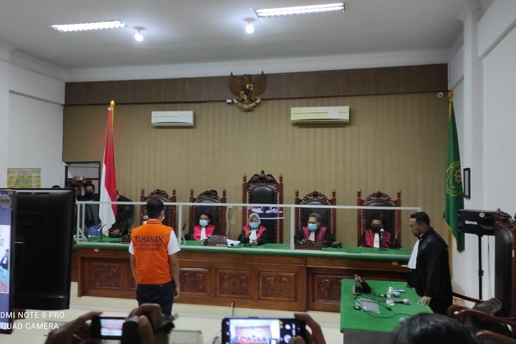 Sidang vonis terhadap Randy Suhardi Badjideh, terdakwa pembunuhan ibu dan anak Astrid Manafe dan Lael Maccabe di Kota Kupang, Nusa Tenggara Timur (NTT), yang digelar di Pengadilan Negeri  Kupang, Rabu (24/8/2022) 