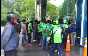 Satpam yang Pukul Ojol Sudah Dibawa ke Polsek Setiabudi, Polisi ...