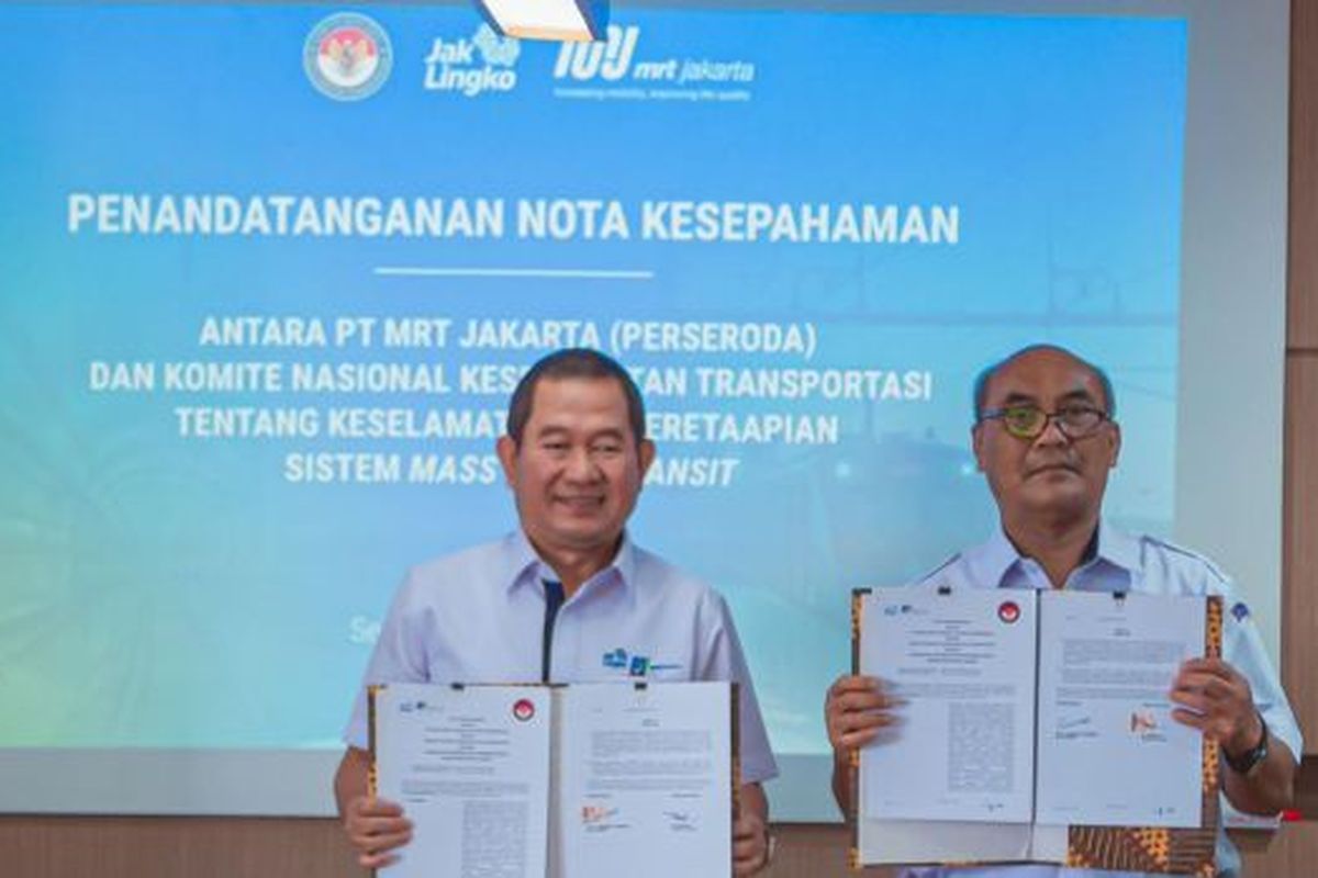 Direktur Utama PT MRT Jakarta (Perseroda) Mohamad Aprindy dan Ketua KNKT Suryanto Cahyono melakukan penandatanganan nota kesepahamaman di Wisma Nusantara, Jakarta Pusat, Selasa (6/9/2022). 