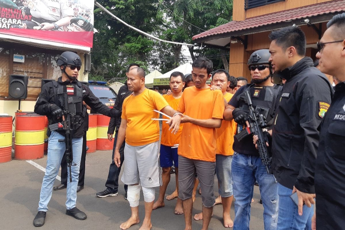 Para tersangka debt collector yang ditangkap oleh Polres Metro Jakarta Barat, Senin (28/10/2019)