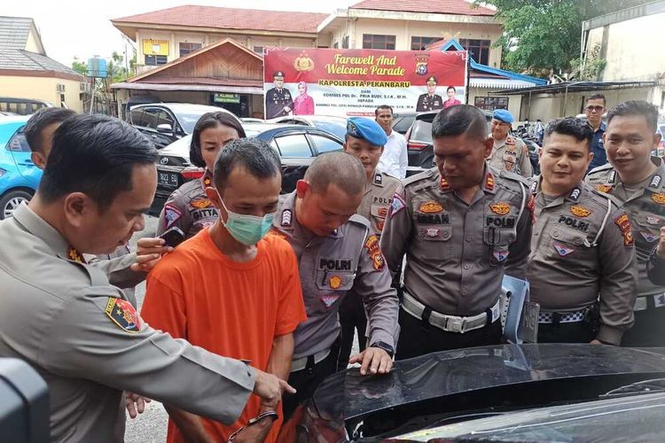 Kapolresta Pekanbaru Kombes Jefri Ronald Parulian Siagian (kiri nunjuk) saat menginterogasi pelaku tabrak lari yang mengakibatkan korban tewas, Senin (15/5/2023).