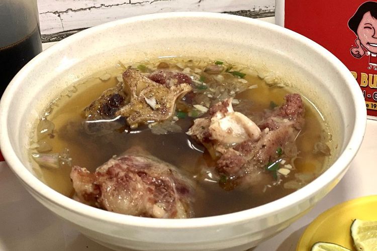 Sop Buntut yang berada di kawasan Pabean Ganefo, Surabaya Utara, berdiri sebuah warung sederhana yang sejak 1957 menjadi persinggahan para pencinta kuliner.