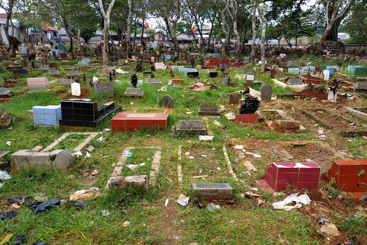 Sampah berserakan di area perkuburan di Pancoranmas, Depok, Jawa Barat yang viral gara-gara dijadikan lokasi dangdutan. Foto diambil pada Kamis (12/3/2020) pagi.
