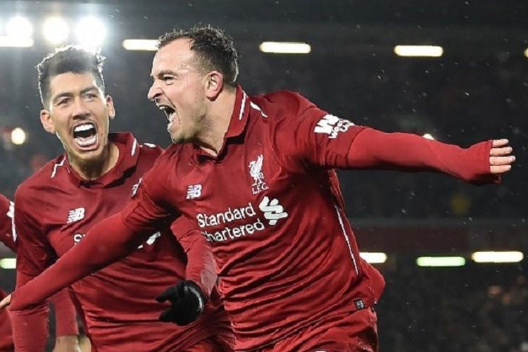 Xherdan Shaqiri merayakan golnya bersama Roberto Firmino pada laga Liverpool vs Manchester United di Stadion Anfield dalam lanjutan Liga Inggris, 16 Desember 2018. 