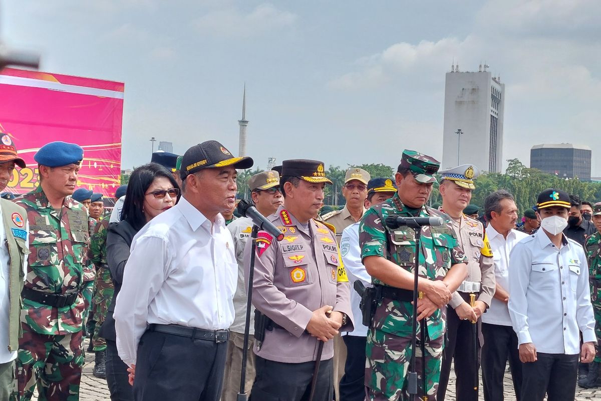 Apel Gelar Pasukan Operasi Lilin digelar di Monumen Nasional (Monas) Jakarta, pada Kamis (22/12/2022) pagi.  Apel digelar dalam rangka persiapan pengamanan untuk Hari Raya Natal hingga perayaan momen pergantian tahun baru.   