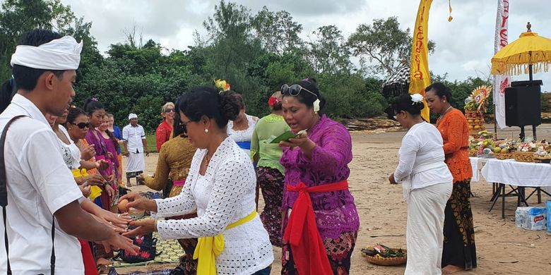 Ayu Kembarati and other Balinese Hindus living in Darwin attend Melasti, a purification ceremony ahead of the holy day of Nyepi, in Casuarina Beach recently. 