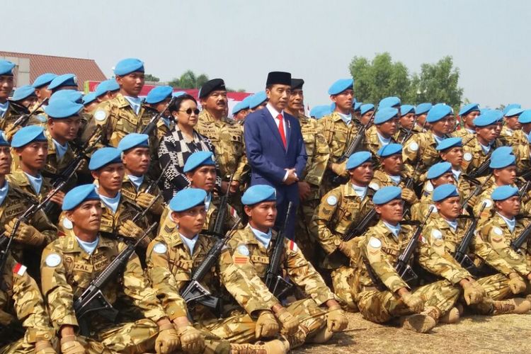 Presiden Joko Widodo berfoto bersama personel TNI yang akan menjadi pasukan perdamaian PBB di Kongo dan Lebanon.