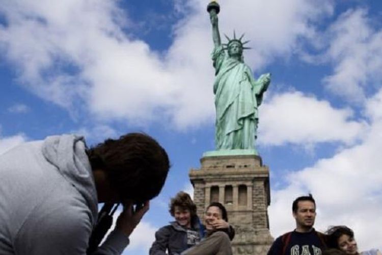 Para wisatawan yang mengunjungi New York hari Minggu (13/10), bisa kembali berkunjung ke komplek Patung Liberty yang kembali dibuka. 