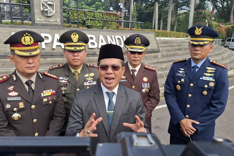 Bupati Bandung Dadang Supriatna saat diwawancarai terkait pemberlakuan jam malam bagi siswa yang diintruksikan Gubernur Jawa Barat Dedi Mulyadi, Senin(2/6/2025)