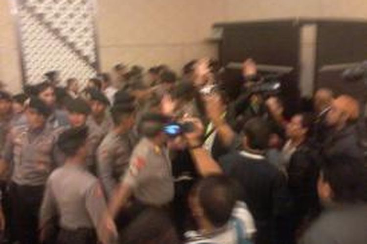 Suasana Munas II Peradi yang berlangsung ricuh dan pimpinan sidang dikejar peserta di Hotel Grand Clarion, Makassar, Jumat (27/3/2015) malam.