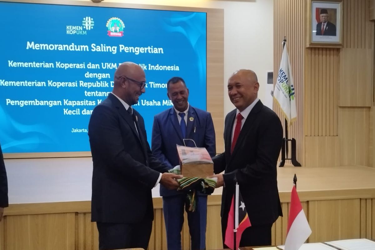 Menteri Koperasi dan UKM Teten Masduki saat melakukan penandatanganan kesepakatan di Jakarta, Selasa (20/2/2024). 