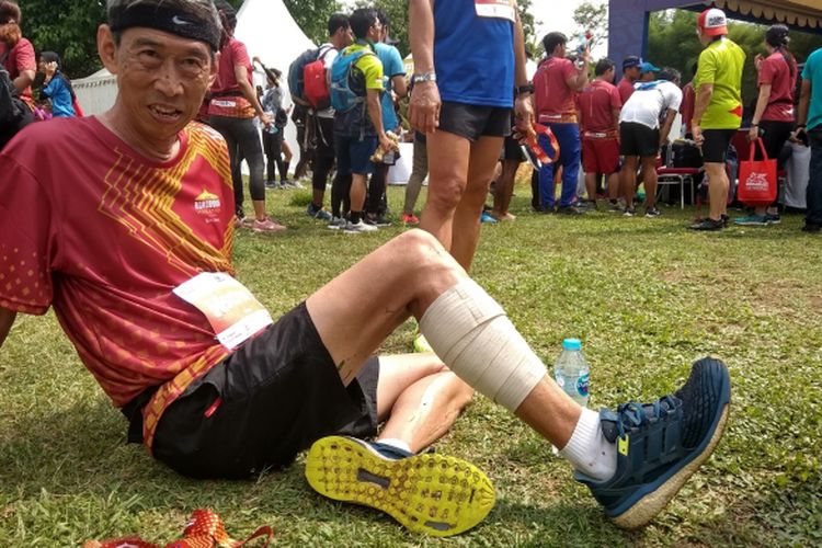 Thomas, ketua komunitas Sabuga Runner menunjukan sepatu Nike Energy Boost Miliknya