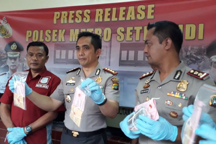Kapolres Metro Jakarta Selatan Kombes Indra Jafar (tengah) saat merilis kasus pelaku penangkapan narkotika di Mapolsek Metro Setiabudi, Rabu (28/3/2018).