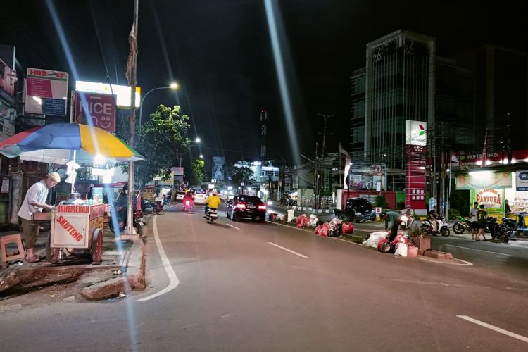 Keberadaan tumpukan sampah yang berjajar di tengah jalan raya Ciledug, Kota Tangerang membuat masyarakat terganggu.Meskipun persoalan sampah berjajar di tengah jalan raya ini sudah menjadi pemandangan biasa bagi sebagian masyarakat, tetapi tidak sedikit pula di antara mereka mengeluhkan kondisi itu, Senin (9/1/2023).