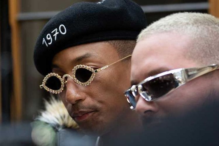 Pharrell Williams dengan kacamata Tiffany&Co yang dianggap meniru kacamata kuno