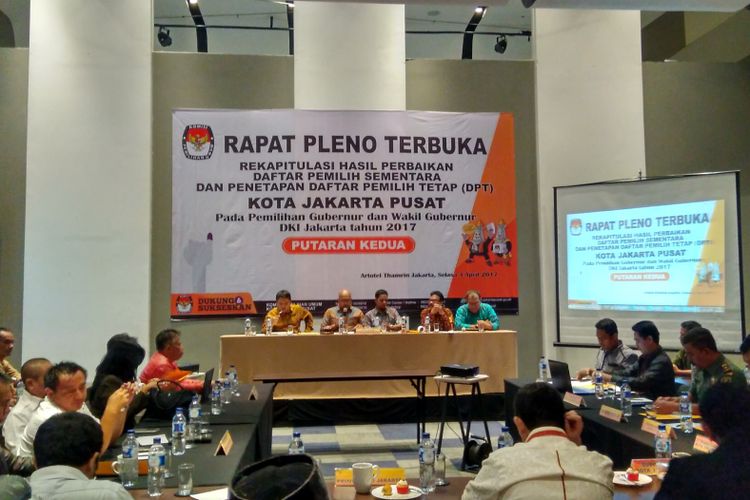 Rapat pleno penetapan daftar pemilih tetap (DPT) pada putaran kedua Pilkada DKI Jakarta 2017 yang dilakukan KPU Jakarta Pusat di Hotel Artotel, Sarinah, Jakarta Pusat, Selasa (4/4/2017) malam.