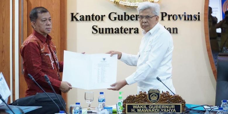 Wakil Gubernur (Wagub) Sumatera Selatan (Sumsel) Mawardi Yahya menyerahkan berkas atau dokumen kepada Pelaksana tugas (Plt) Inspektur Jenderal I Kementerian Dalam Negeri (Kemendagri RI), Wiratmoko di Ruang Rapat Gubernur Sumsel, Palembang, Senin (10/7/2023).