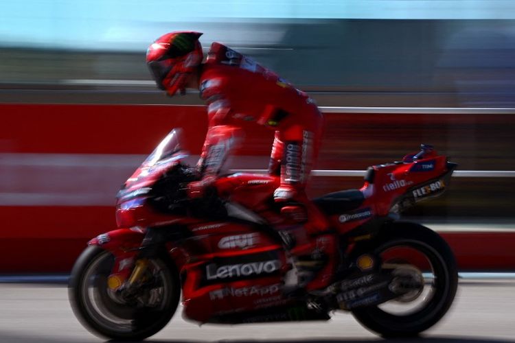 Francesco Bagnaia saat berada di pit lane selama sesi latihan bebas (free practice) MotoGP San Marino 2023 di Sirkuit Misano, Jumat (8/9/2023). Terkini, Francesco Bagnaia masih memimpin klasemen MotoGP usai Sprint Race MotoGP San Marino 2023. 