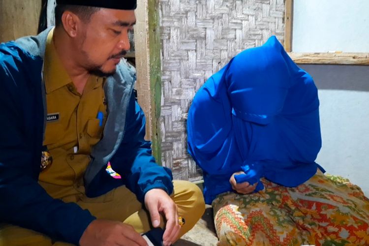 Wakil Bupati Tasikmalaya Deni Rhamdani Sagara saat mengunjungi keluarga Emin di Kampung Jeruk Mipis, Desa Ciroyom, Kabupaten Tasikmalaya, Senin (8/3/2021).